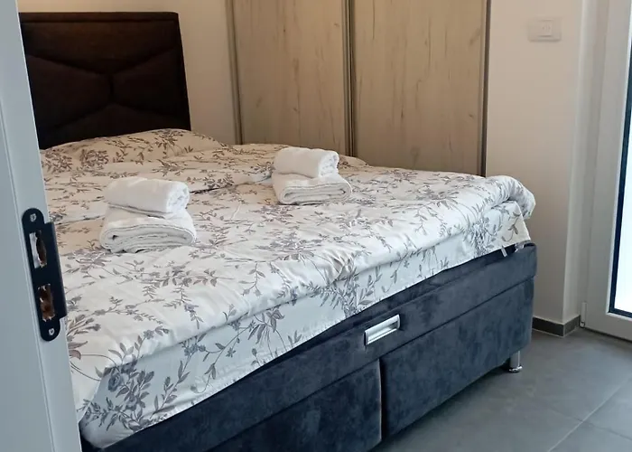 Leona B-3 * Divcibare