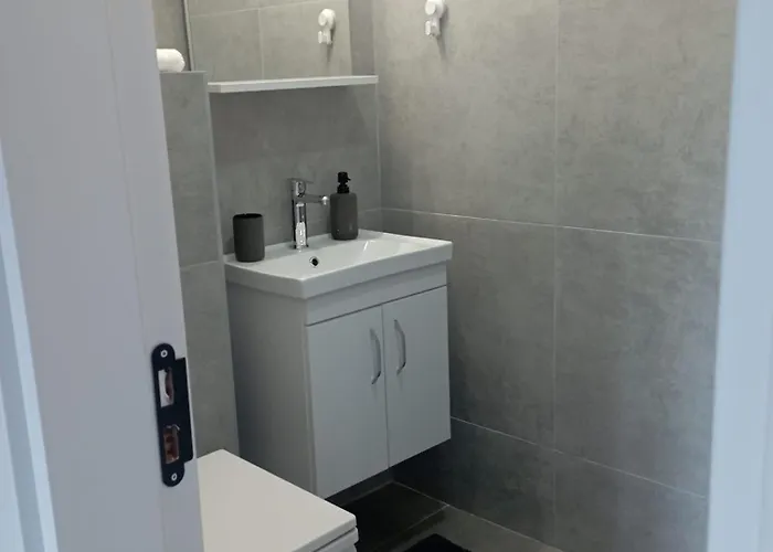 Leona B-3 * Divcibare